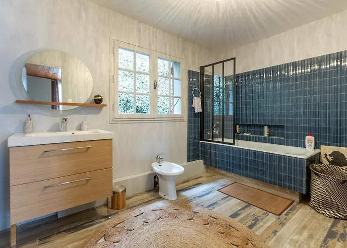 Les Noisetiers Дом отдыха Сен-Лари-Сулан